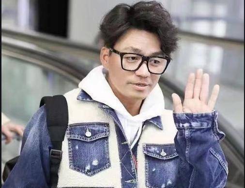 王宝强和新女友公开恋情后,很多粉丝觉得变帅了,帅成韩国欧巴_青春