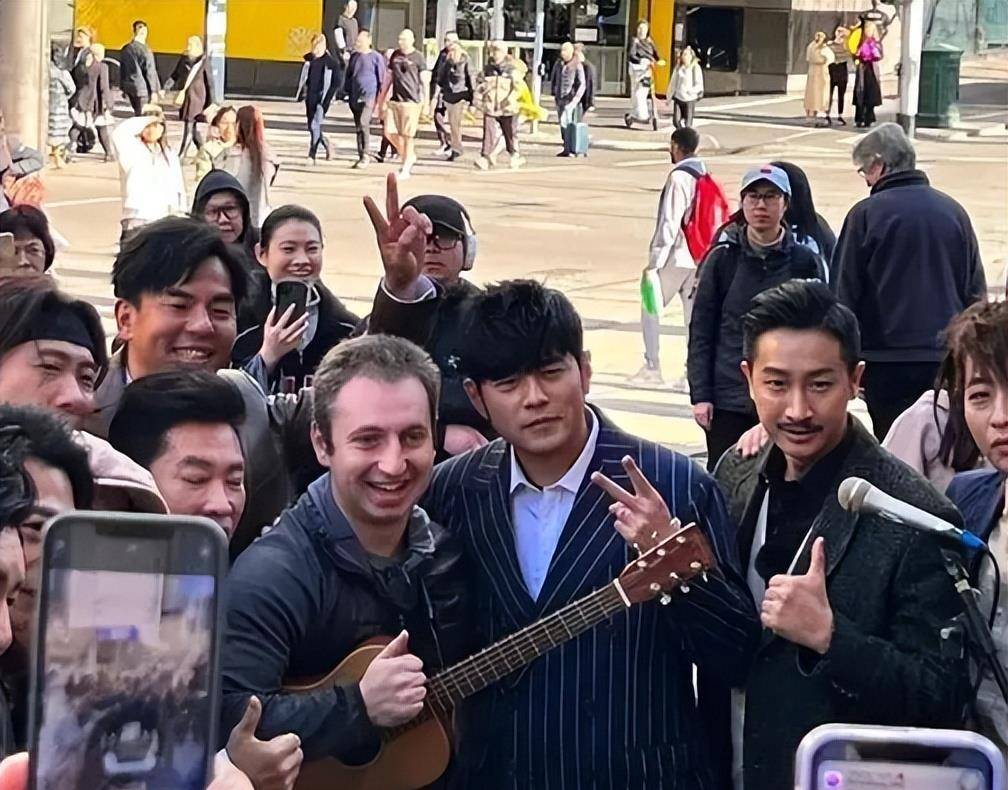 周杰伦现身海外录综艺,身材发福撞脸陈赫,网友:奶茶又喝多了_生活