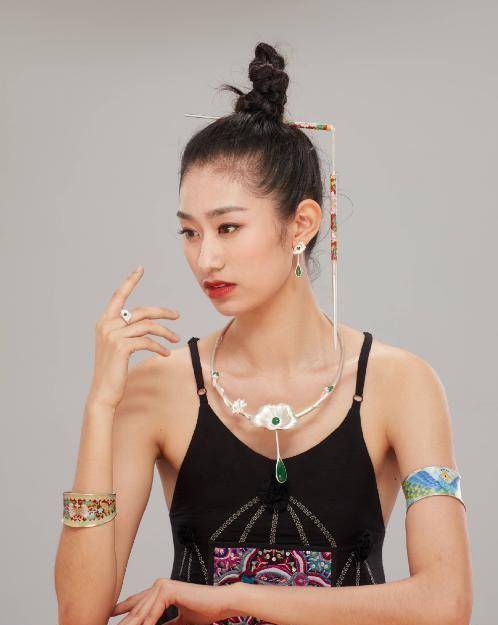 小白兔演绎《雀之灵》,与小彩旗是表姐妹,姨妈杨丽萍骄傲晒照_小视频