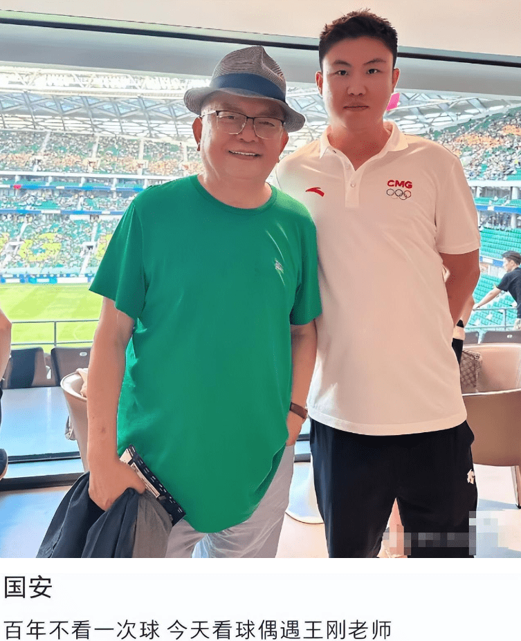 依旧是戴着原型帽子,看上去表情十分凝重,全神贯注的观看球赛