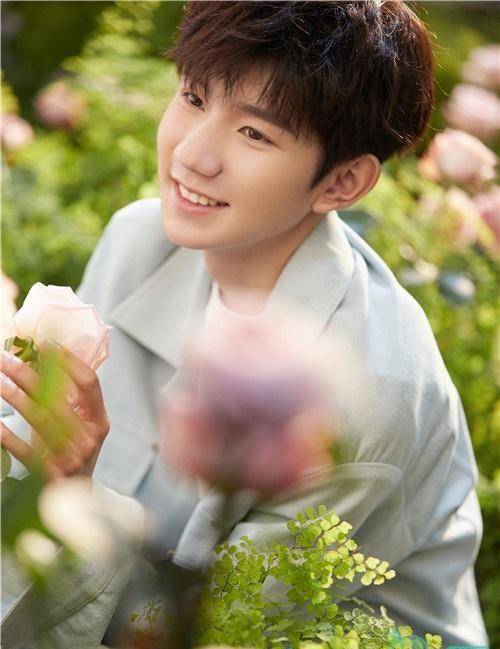 王源花丛写真惊喜上线,神仙侧颜魅力爆棚_弟弟_少年_汤圆