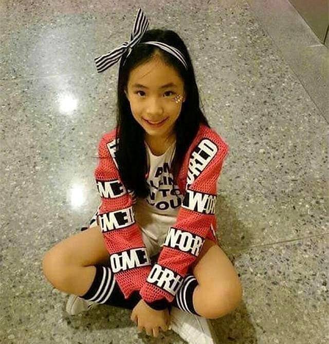 小s女儿许老二长开了,谦让懂事能歌善舞,比老大和老三都好看_妈妈