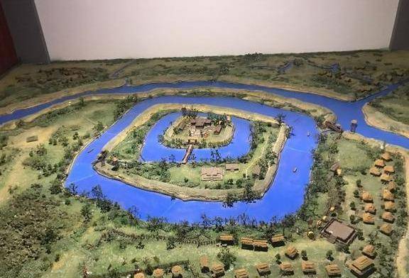 是春秋淹城博物馆,也是春秋淹城旅游区的景点之一,附近有淹城春秋乐园