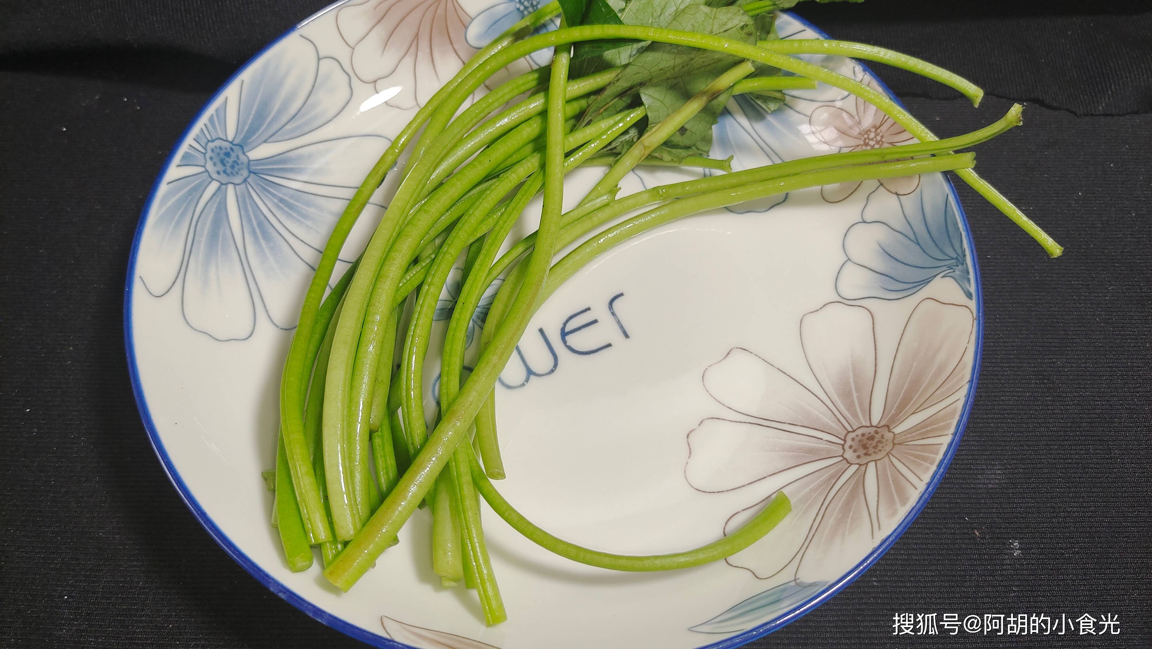 红薯叶杆不但能吃还能玩,从小生活在农村的朋友应该记得用叶杆撕成"