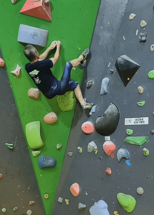 72岁王石头发稀疏满脸皱纹,攀岩吃力浑身颤抖,粉丝喊话别太拼命_健身