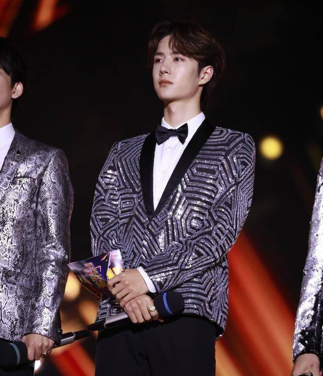 蔡徐坤同框当代交通新秀,身材比例优越衬托何老师,太难了_何炅_对比