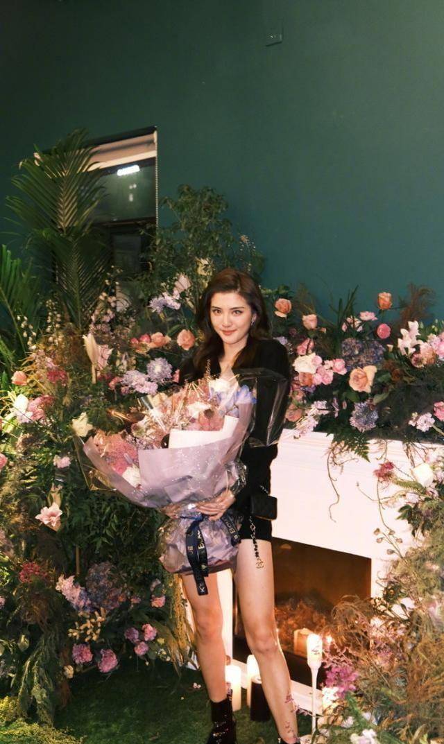 反观前男友林峯,林峯吴千语分手后,与张馨月走到一起,结婚快满两年