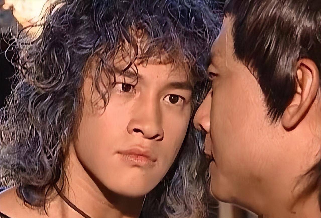 2015年,何润东晒出女友peggy的牵手照,公布恋情.