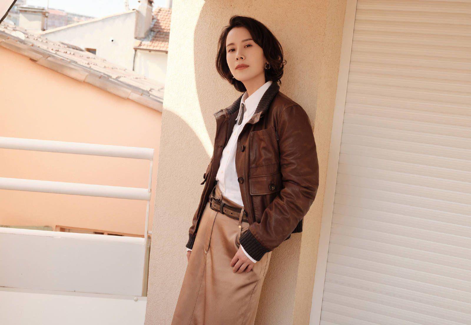 海清轻松自在,完美驾驭休闲风格——优雅的咖啡色穿搭引爆时尚界_写真