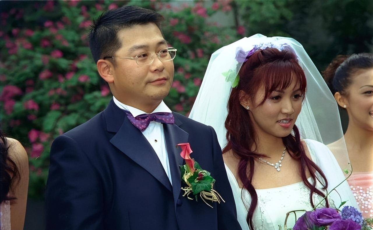 结婚那天并没有如大家想象的那般大操大办,现在看黎瑞恩那天穿的婚纱