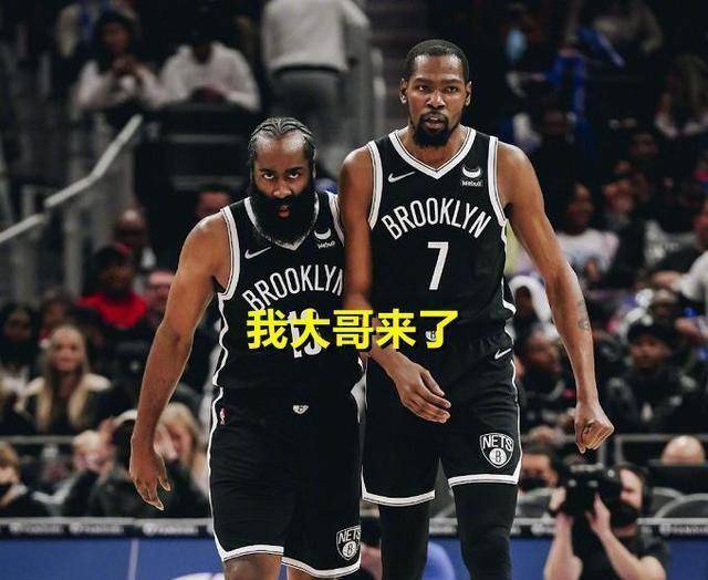 依然高居纸杯蛋糕(意指杜兰特是软蛋),甚至将kd面子和蛋糕画在肚子上