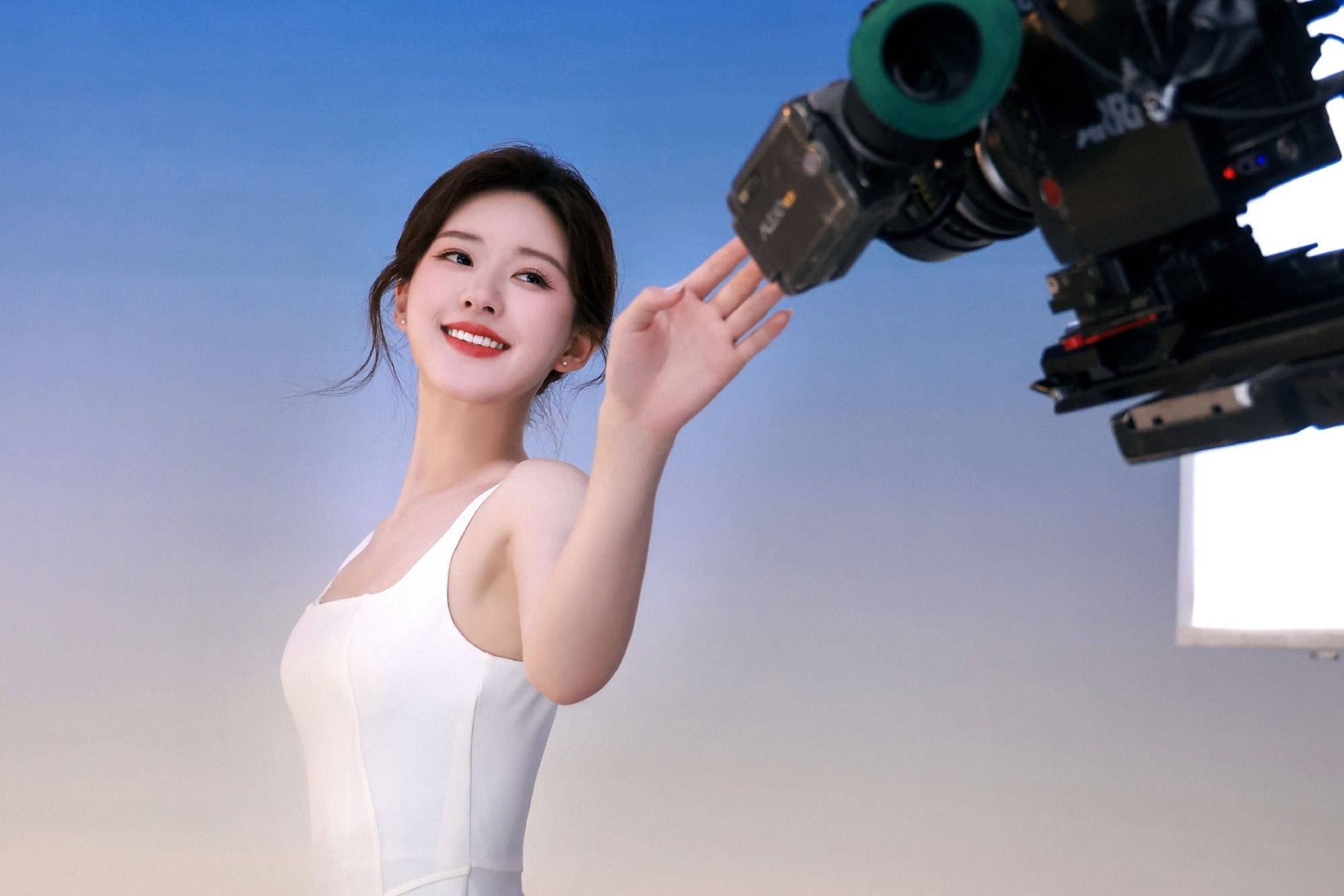 赵露思白色吊带连衣裙性感写真_美得_网友_长发