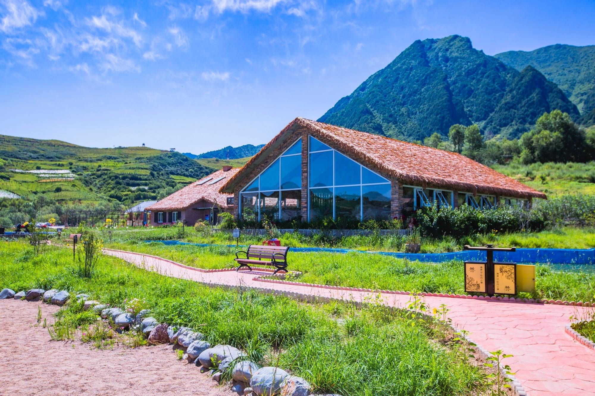 甘肃定西南屏山旅游区,环境优美,空气清新,是休闲度假的好去处