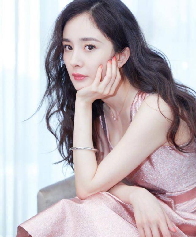 杨幂33岁少女感十足,卷发造型搭配连衣裙,看着不像1娃时尚辣妈_女性