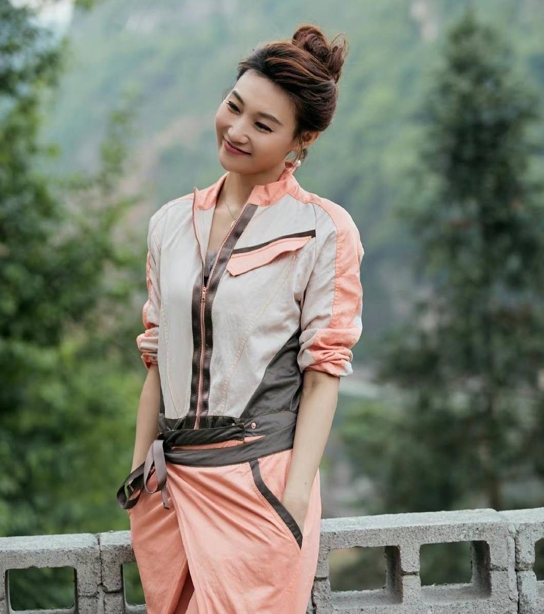 李梓萌的45岁,一点都不输圈内女明星,不愧是央视的颜值担当_职业_休闲