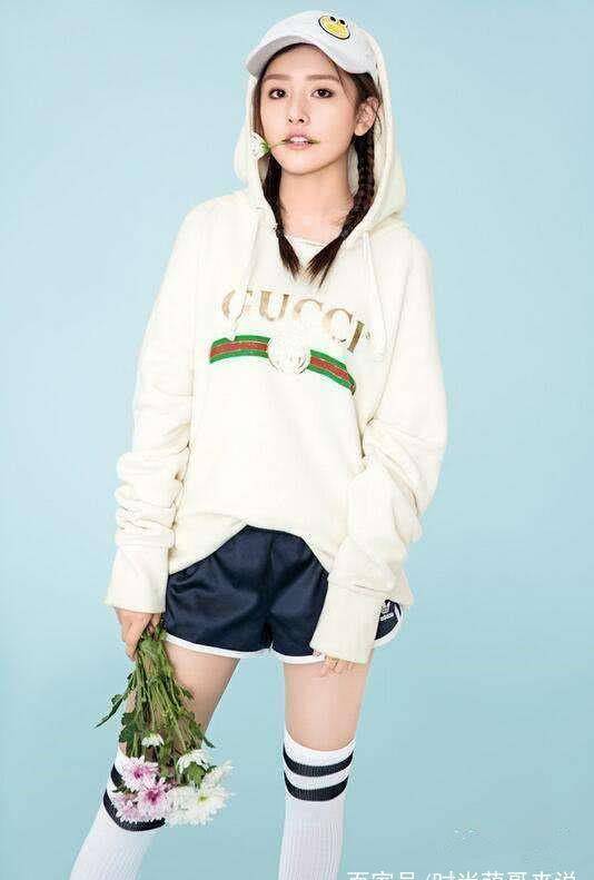 杨超越厉害了,穿绿色长筒袜,真的很会表现自己!_女生_祖儿_大学