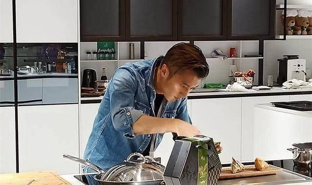 谢霆锋锋味做鲍鱼,龙虾等美食被偶遇,隔着屏幕都能感受到帅气_王菲