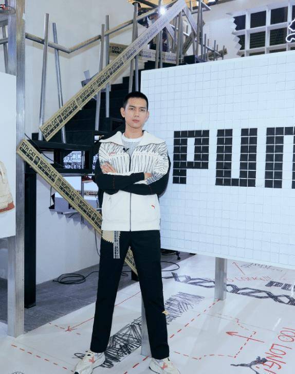 李现拍摄时尚大片,穿黑皮衬衣配西装裤,平头发型痞帅十足_look_黑色