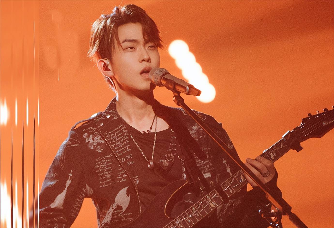 内测舞台中,选手李天责第一个冲上舞台,他选择的是孤勇者生存模式