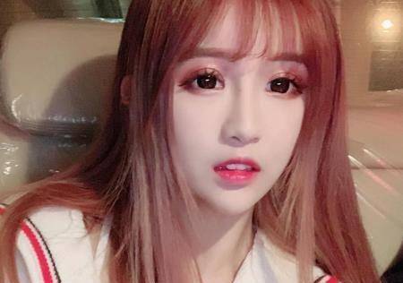 下面这张照片就是在杨清柠的微博中截取的,只见画面中的4个人颜值都