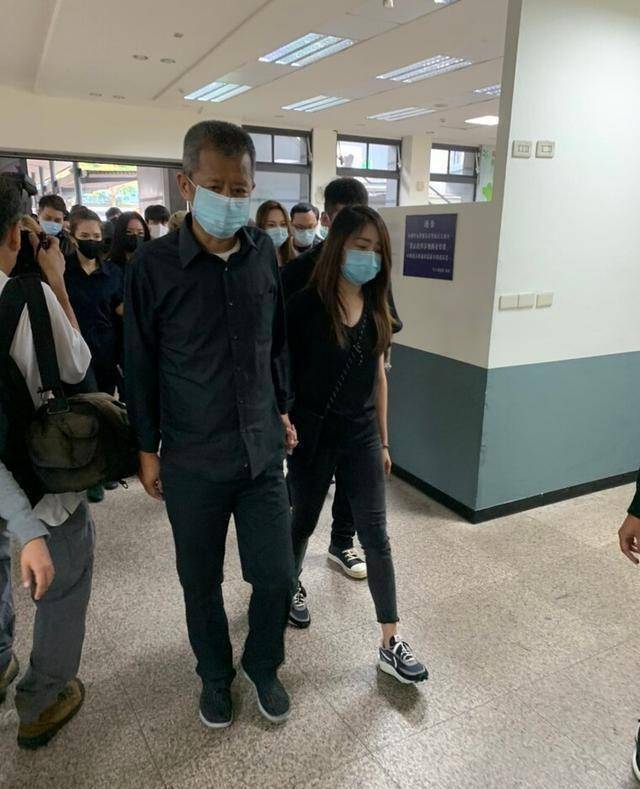 杨丞琳和小鬼女友一同送挚爱火化,众人手牵手边哭边喊情绪崩溃_遗体