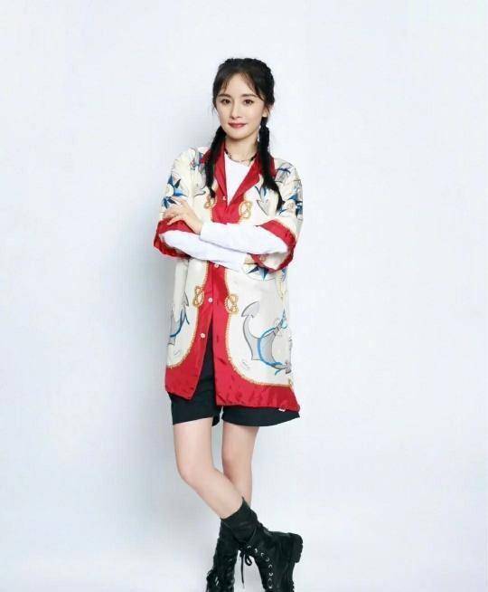 杨幂黑袍披风酷炫十足,时尚品味确实高,服装搭配百搭凸显气质_黑色