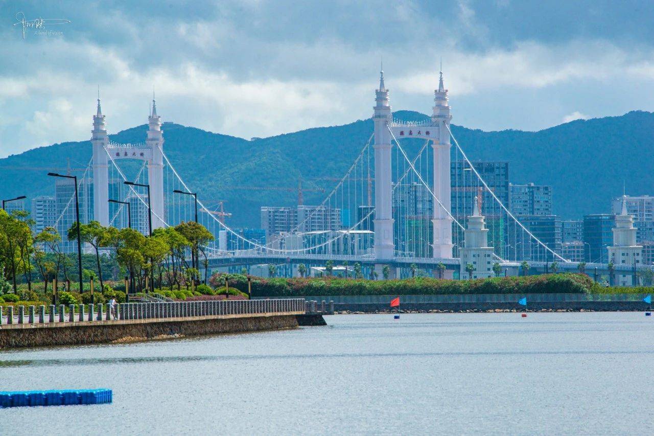 耗资十多亿兴建的港岛大桥横跨定沈水道,是舟山岛上首座城市景观桥