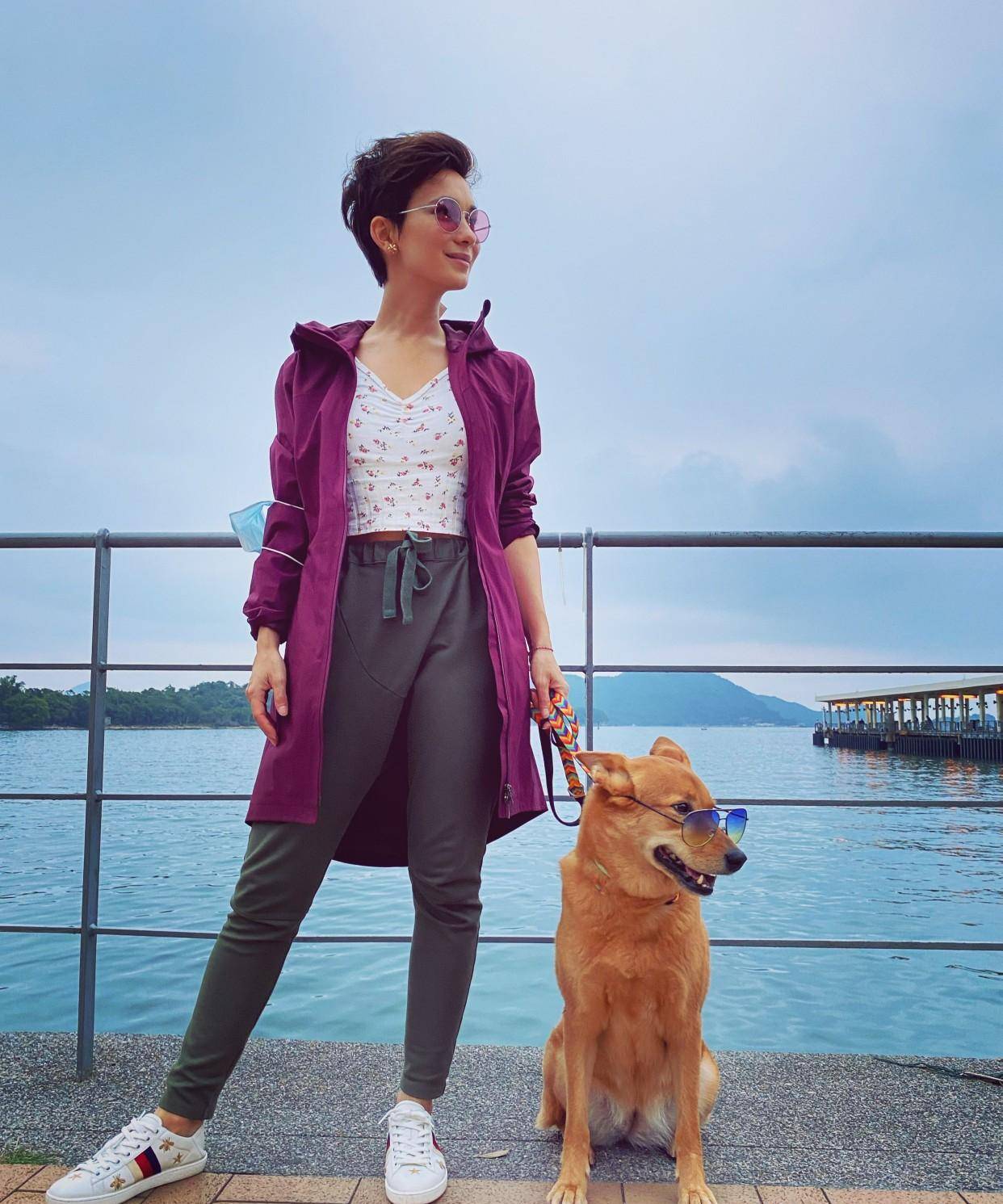 卢靖姗婚后好自信,剪超短发比帅韩庚,穿花背心遛狗女星里少见