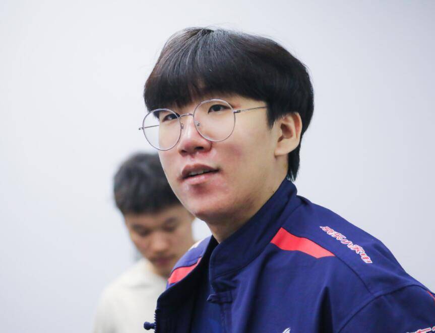 tes和blg打完比赛后,欧美选手绝望了,感叹lpl怎么都是怪物ad_uzi_战队