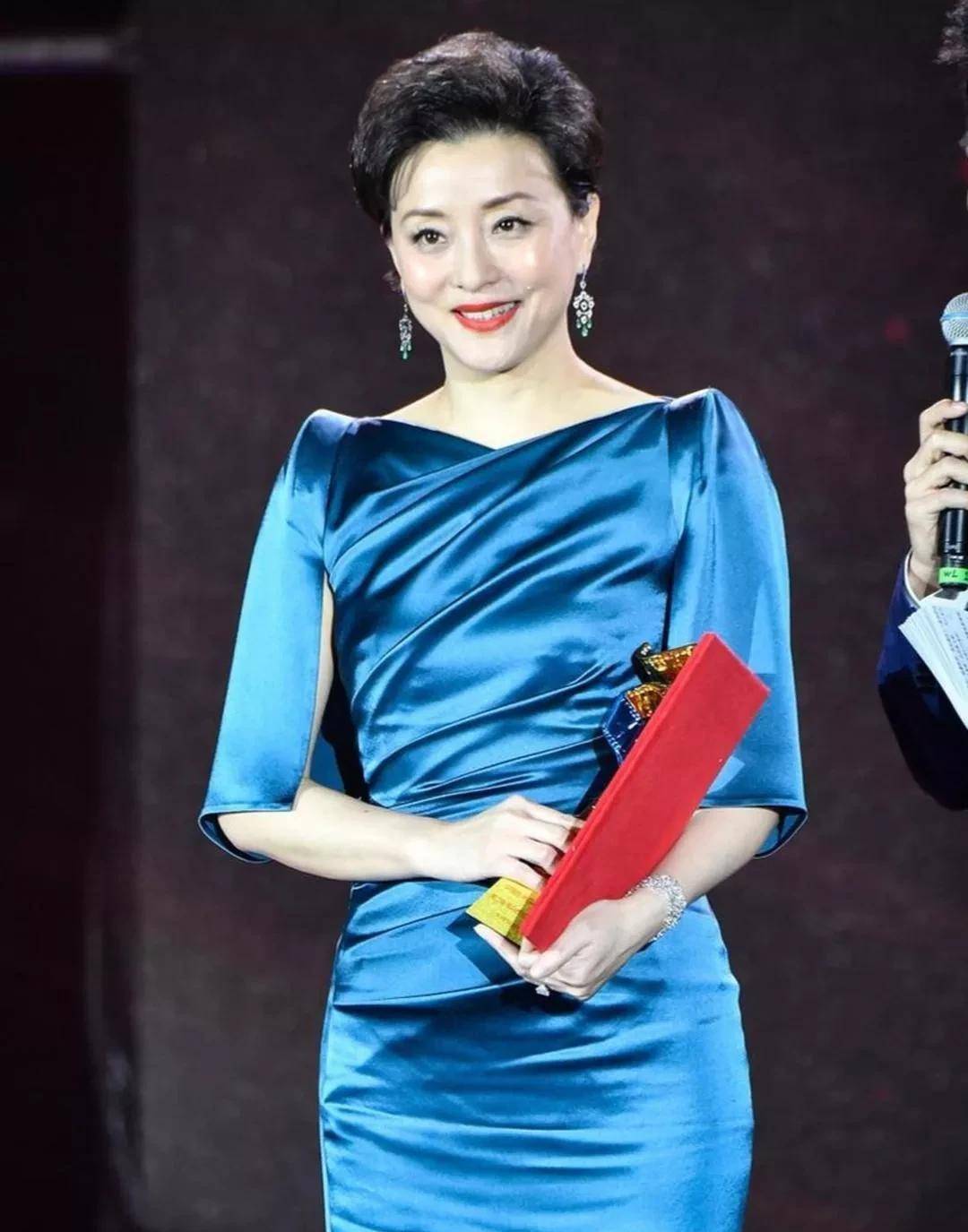 穿绿色长裙走红地毯,她身材超好,尺寸合适,时尚又时尚_娱乐_小哥_明星