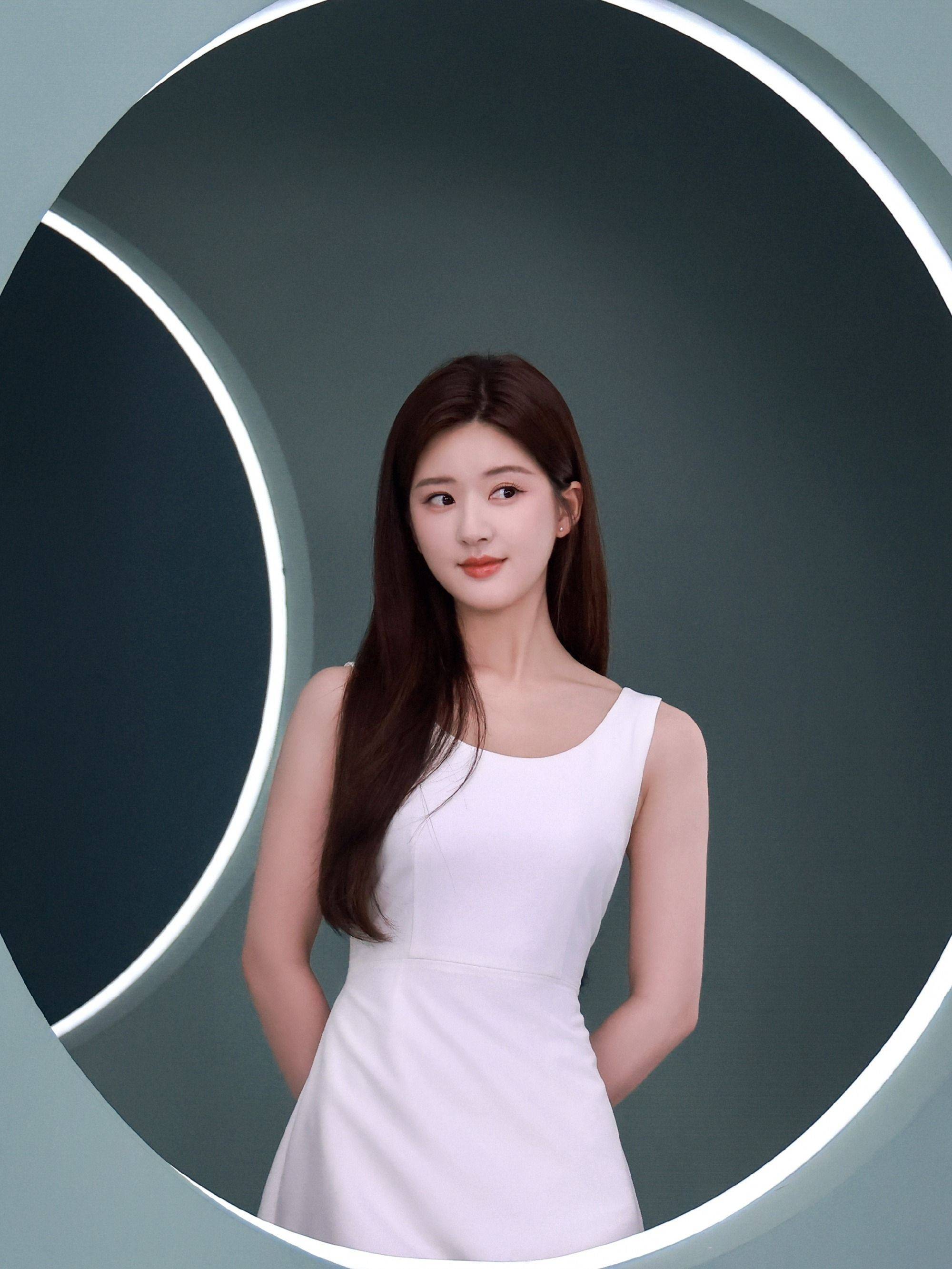 赵露思白色吊带连衣裙性感写真_美得_网友_长发