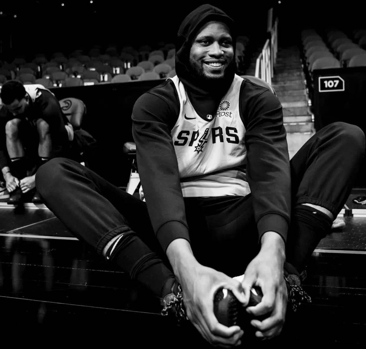 助跑摸高则比霍华德差一点,三分线内四点移动速度甚至比库里还快,84