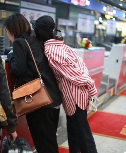 杨幂穿得这身新衣服,旁边的助理都无奈了!_时尚_裤子_穿着