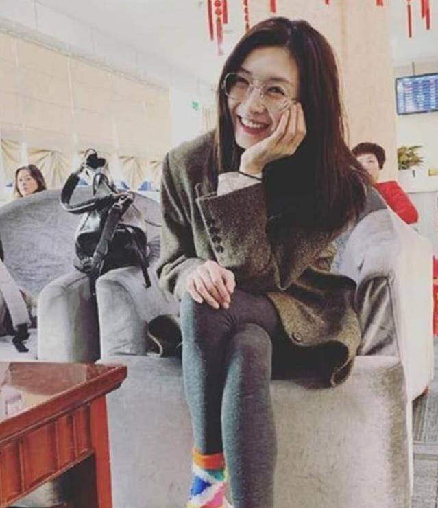 江疏影视觉影响力再次展现,牛仔裤丝袜尽显知性行为!