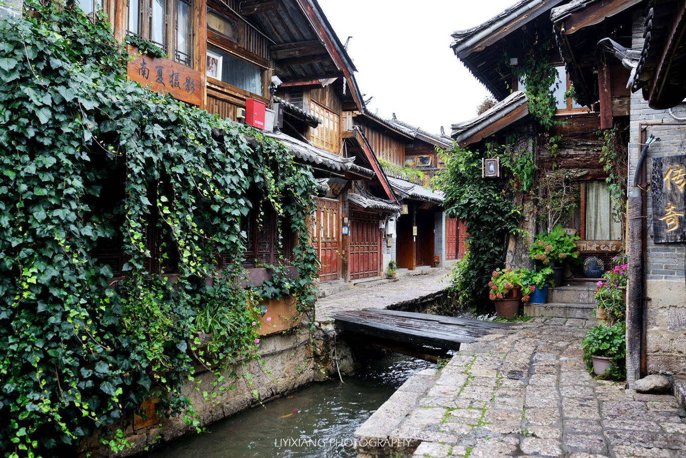 城中的纳西族人,根据大研古镇 西北 高,东南低的地势,放 西北 的水向