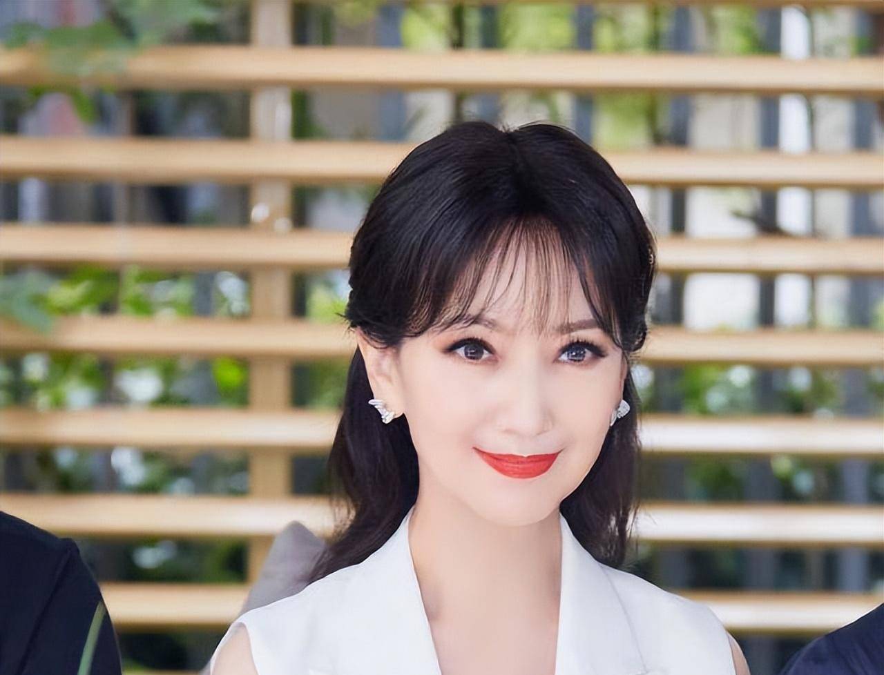 68岁的雅芝姐:姐不是"冻龄"女神,姐只是精修图里的传说_赵雅芝_气质