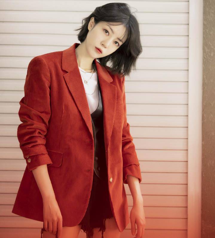 "黄花菜"牛仔短裤搭配红色外套,李溪芮秀出军装风!_时尚_气质_女孩