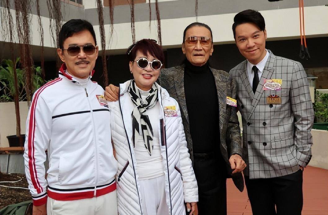 谢霆锋妈妈与小11岁二婚老公,71岁的她穿着贵气,被老公当公主宠