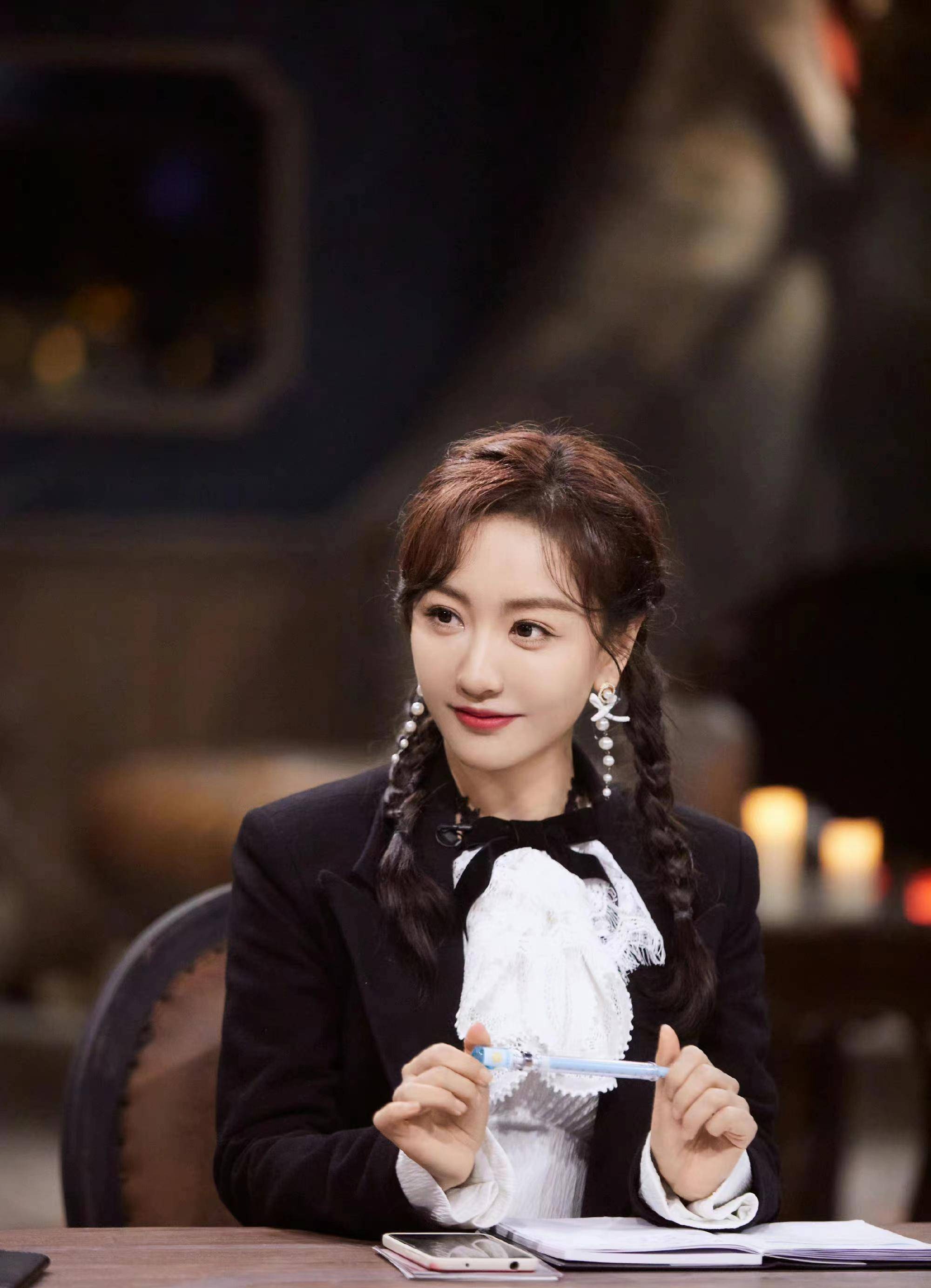 杨蓉《大侦探》新款双层裹身西装外套,优雅又减龄!_身材_新造型_辫子