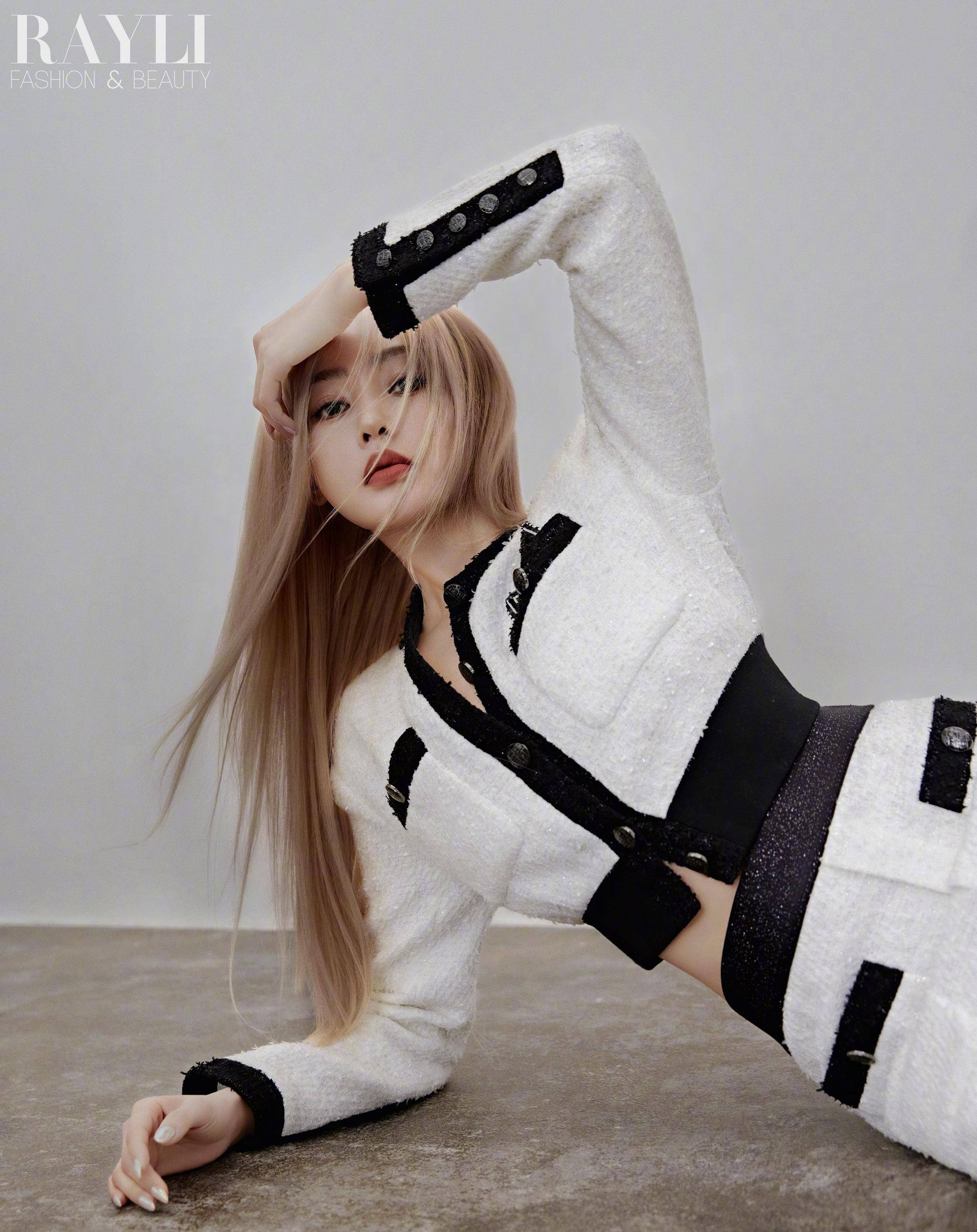 张天爱金发发型上《瑞丽》,穿着时尚服玩失踪的下半身,大长腿吸睛