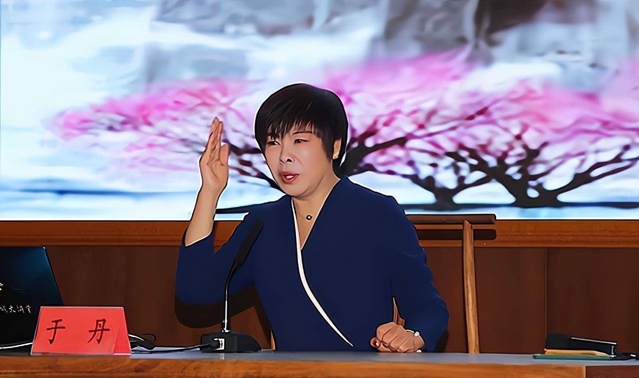 被学生轰下台的于丹,现状如何?跌落神坛的日子里,丈夫这样做!