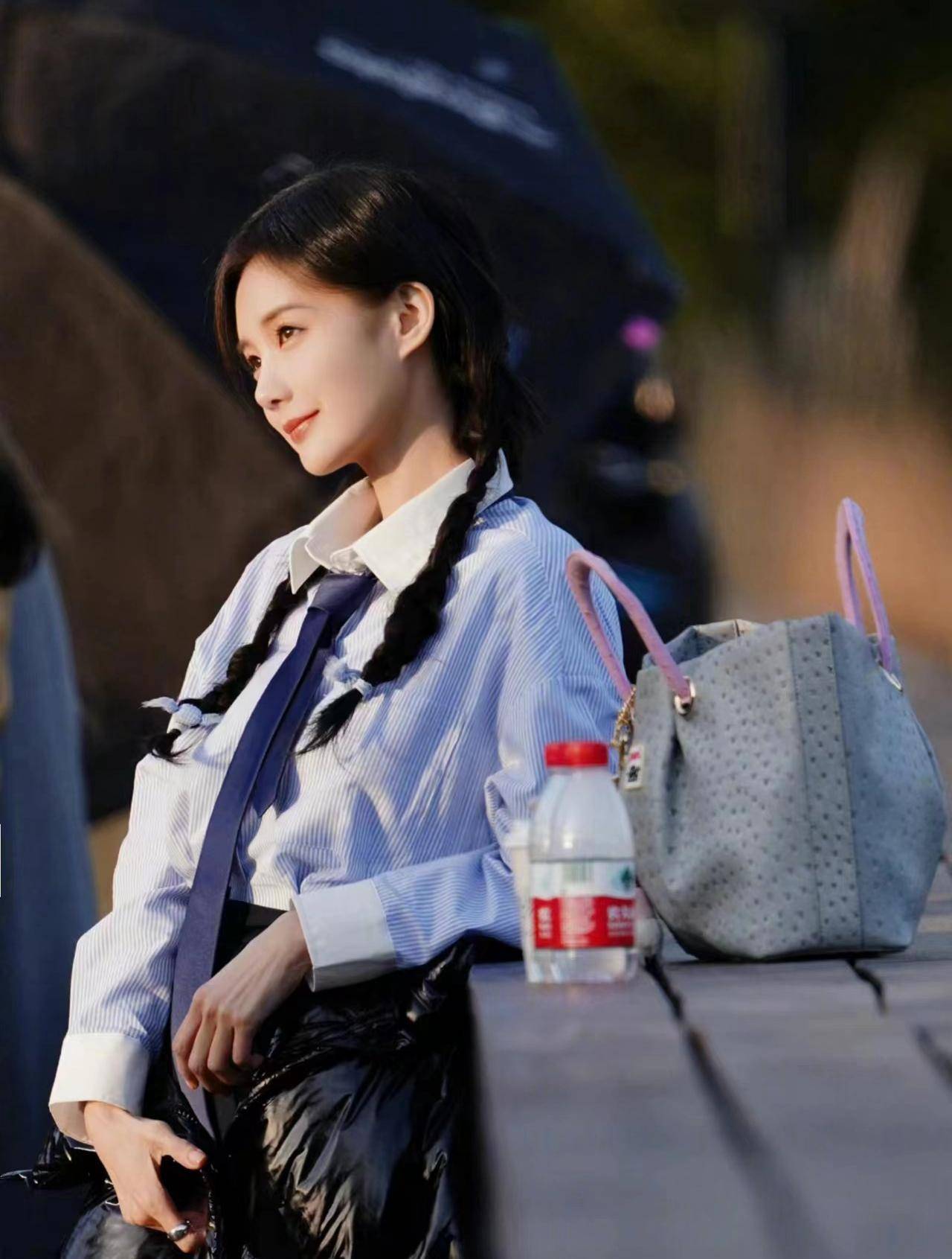 李一桐《无限超越班》学院风长相双辫子干净又抗衰老