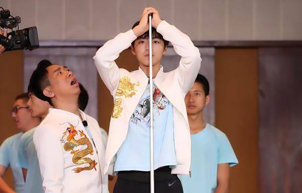 王俊凯182cm董子健190斤信息量好大_少年团_kg