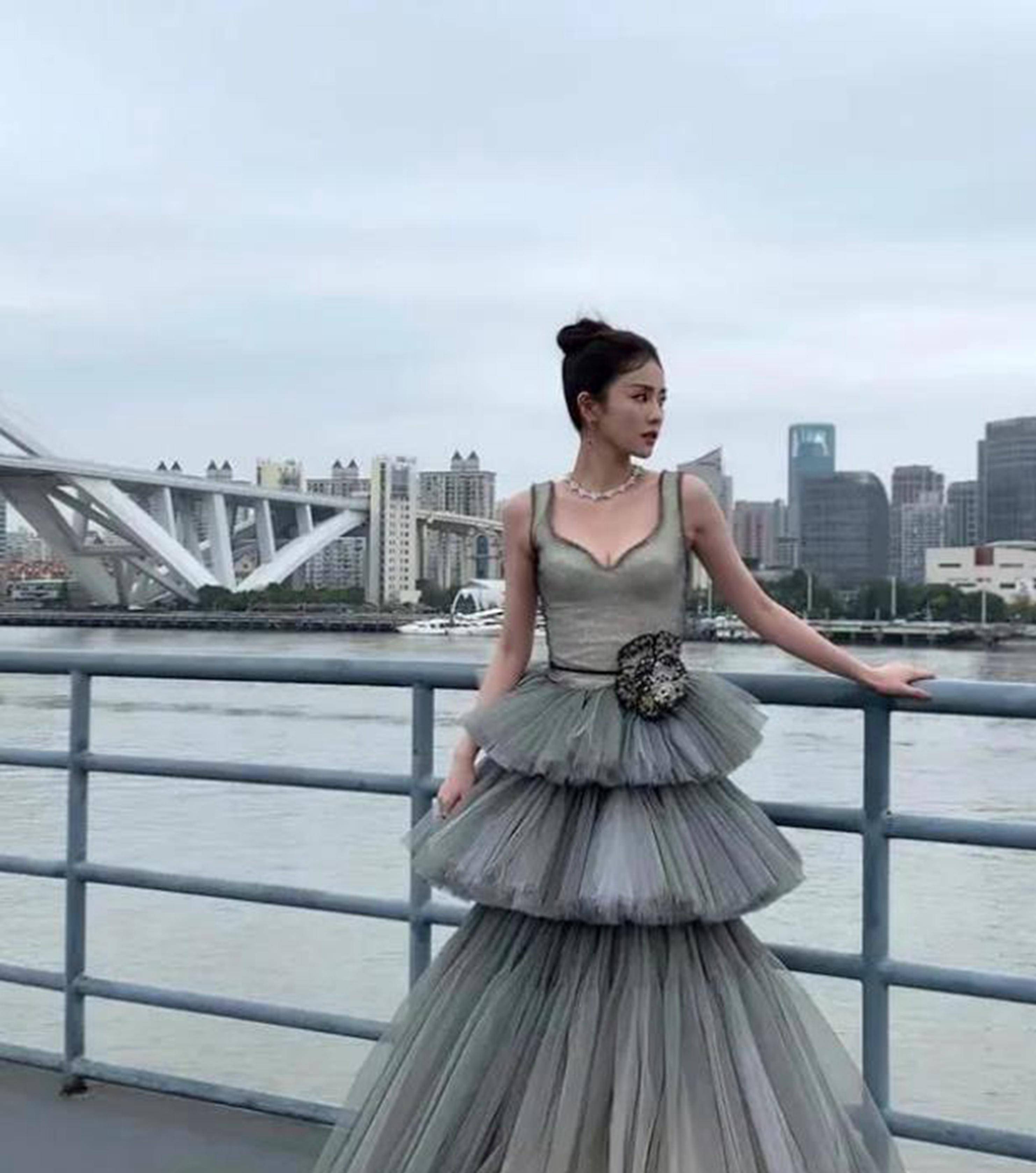 晚上白鹿的微博头像,胎毛刘海搭配灰色蛋糕裙,非常独特优雅