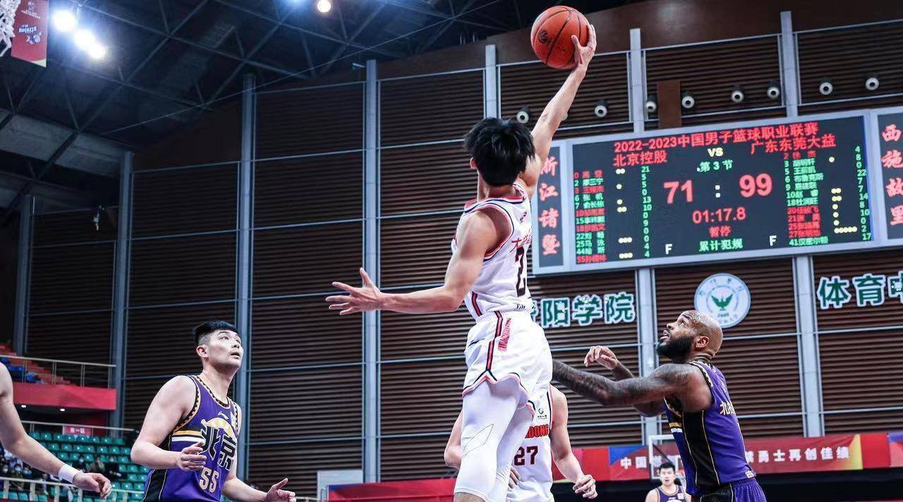 其次,小徐杰抢下了全队最多的篮板球.大家都称徐杰为"徐中峰".