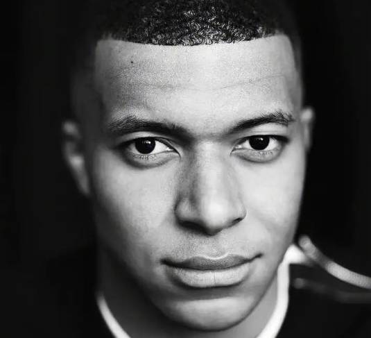 足球界对于法国球星姆巴佩(kylian mbappe)的最新情况格外关注_沙特