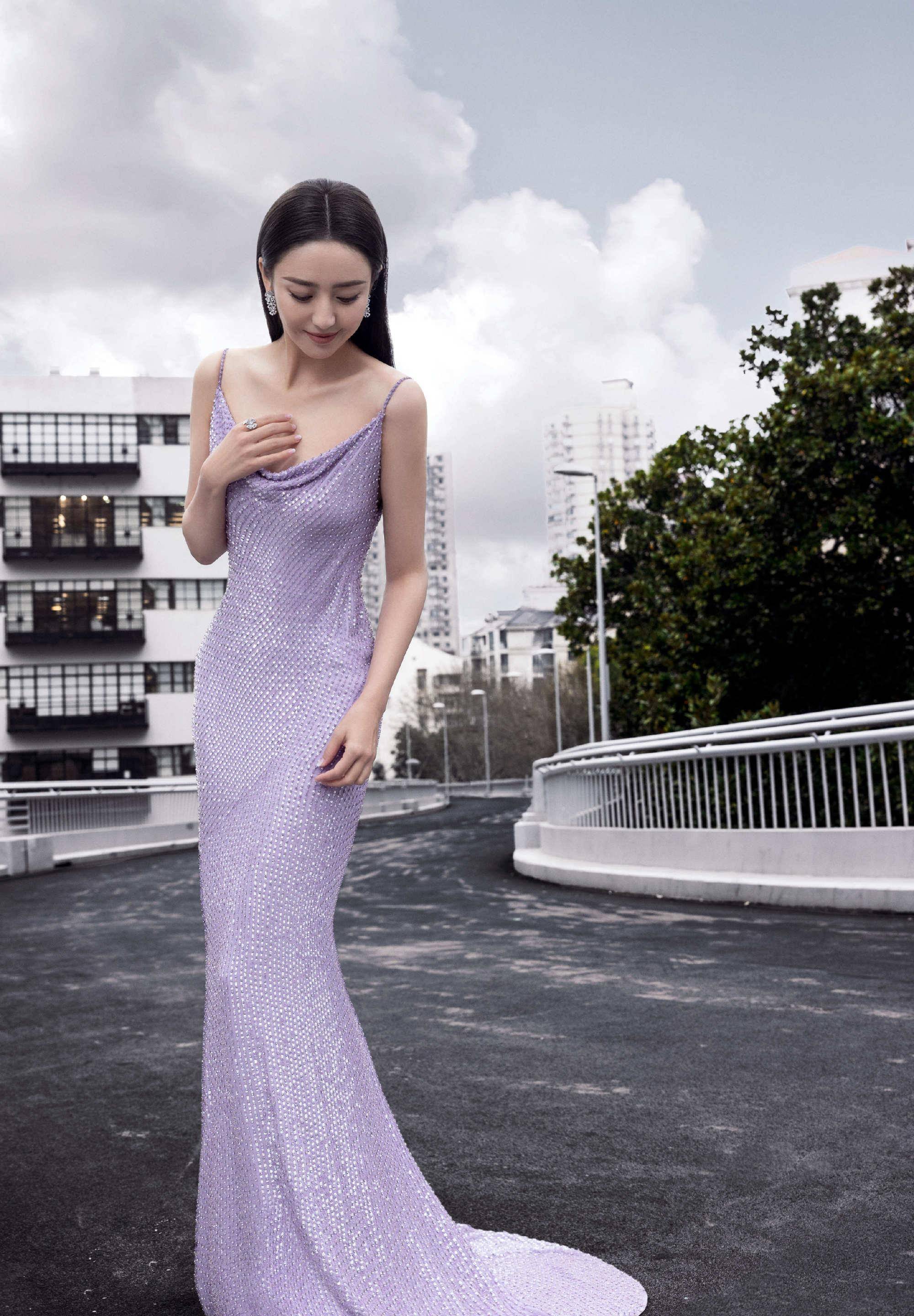 李一桐紫色水钻叠层纱抹身材芭蕾舞裙清纯舒适,女神范儿十足.