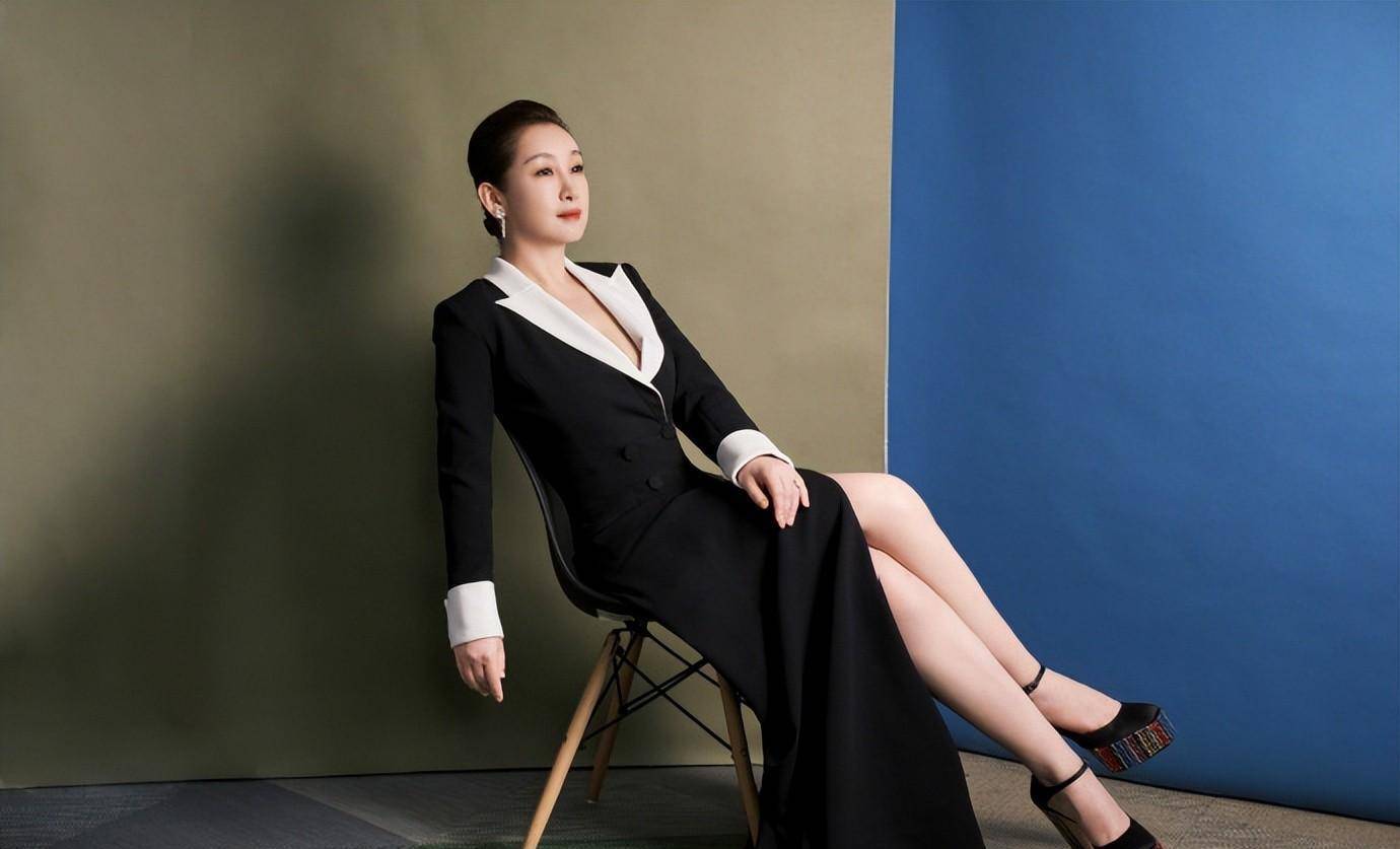 张小斐这次的造型和秦海璐的造型有些相似,不过张小斐的裙子和裙子都