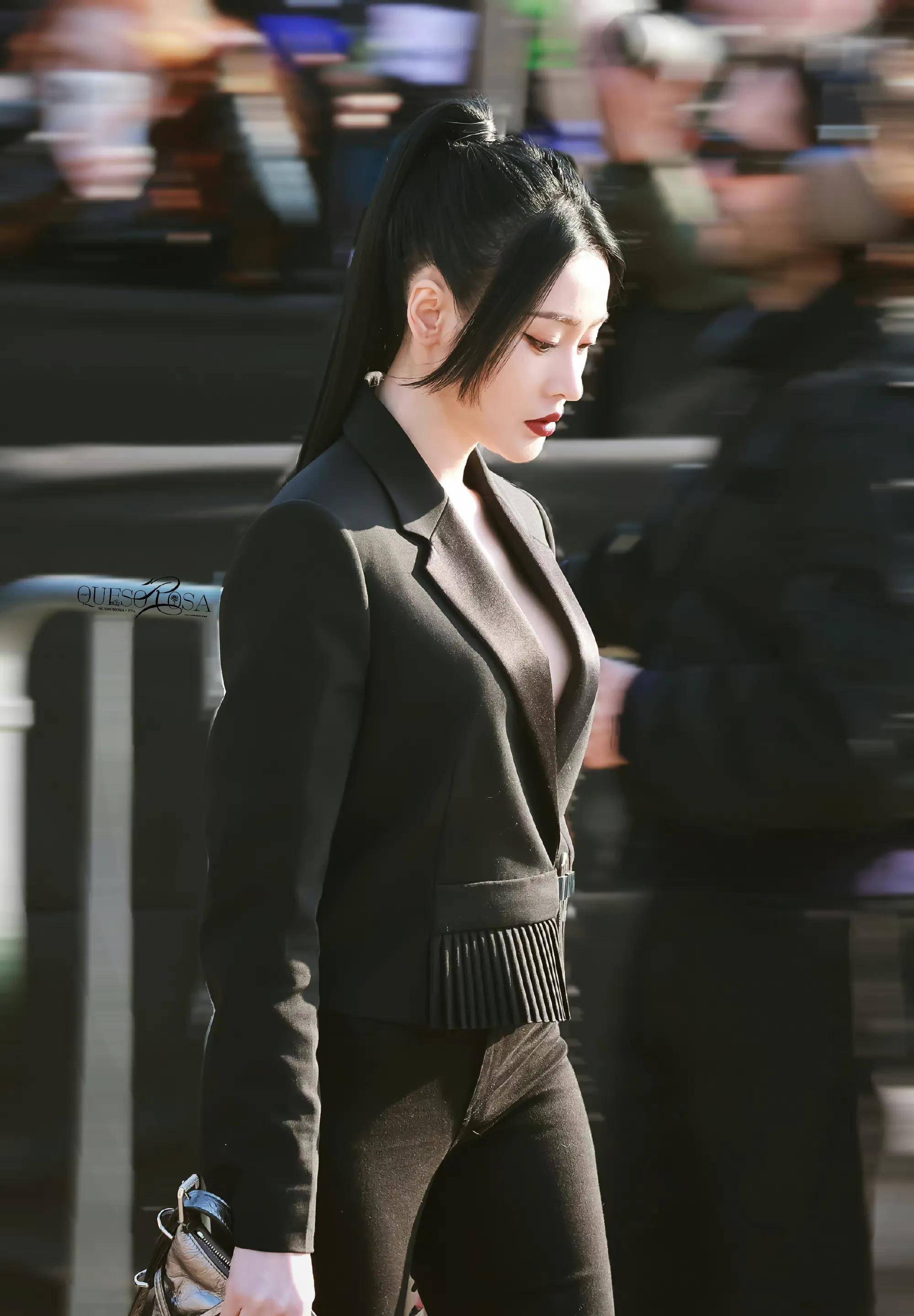 张天爱巴黎时尚礼服看起来好酷,事业好迷人好漂亮_爱的_目光_暗黑