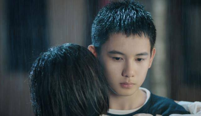 中戏活动多位明星现身,身材对比成亮点,网友:像一群素人_胡先煦_穿着